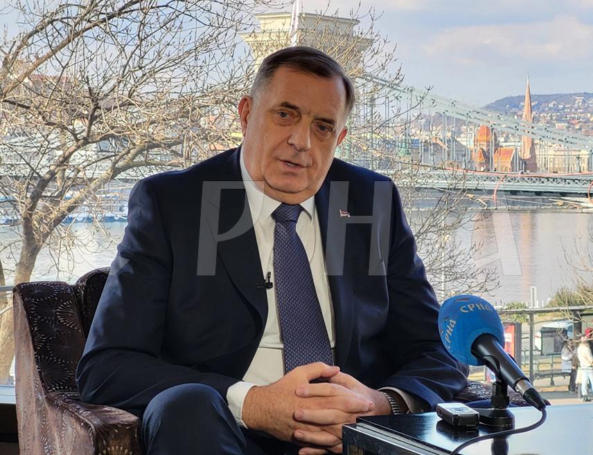 БУДИМПЕШТА, 17. ФЕБРУАРА/ СРНА/ - Предсједник Републике Српске Милорад Додик најавио је да ће вечерас у Бањалуци бити одржан састанак на којем ће му сви важнији функционери Српске предочити план у вези са наставком суђења које се води против њега пред Судом БиХ и поручио да српски народ неће дозволити понижење Српске и њених институција.