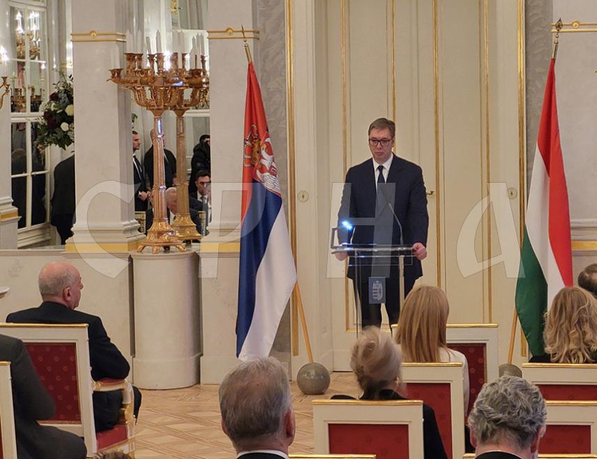 БУДИМПЕШТА, 17. ФЕБРУАРА/СРНА/ - Предсједник Србије Александар Вучић изјавио је данас да је урађено много на помирењу српског и мађарског народа, али и да ће бити потребна много већа отпорност да се докаже да су односи двије земље утемељени на искреном пријатељству два народа.