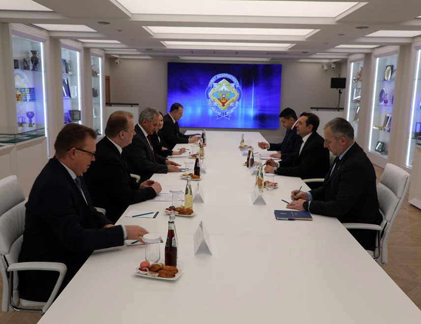 БЕОГРАД, 18. ФЕБРУАРА /СРНА/ - Русија категорично одбија да се мијеша споља у унутрашње ствари суверених држава, порука је са састанка потпредсједника Владе Србије Александра Вулина и секретара Савјета безбједности Руске Федерације Сергеја Шојгуа одржаног у Москви.