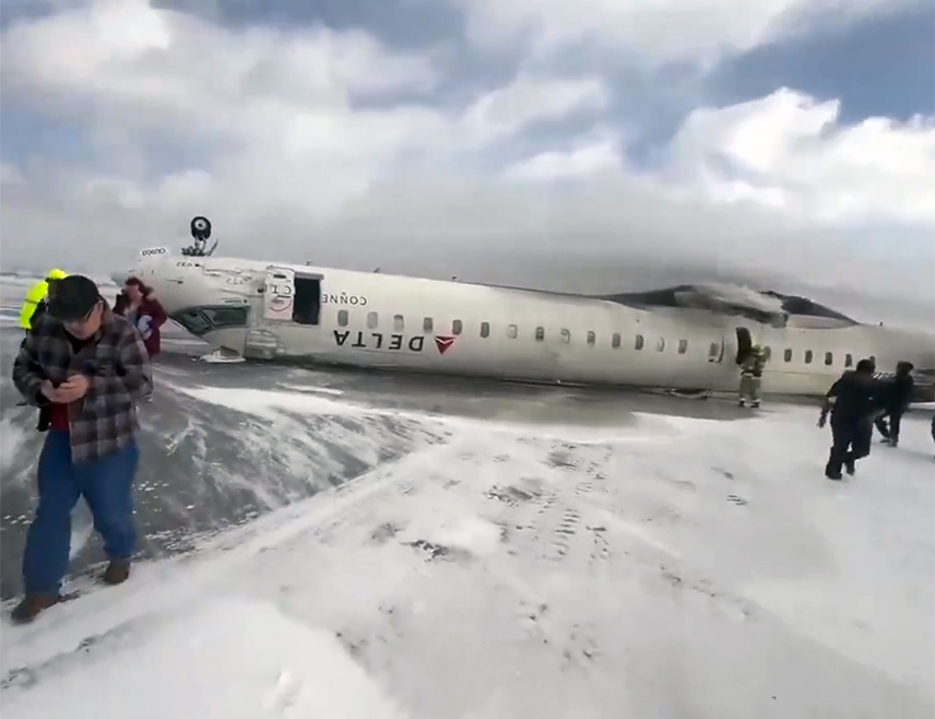 ТОРОНТО, 18. ФЕБРУАРА /СРНА/ - Најмање 18 људи је повријеђено у авионској незгоди на аеродрому у канадском граду Торонту, а Ројтерс јавља да се авион преврнуо при слијетању.