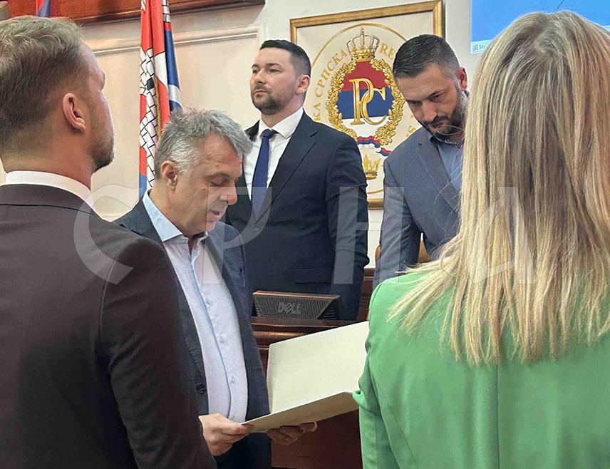 БАЊАЛУКА, 18. ФЕБРУАРА /СРНА/ - Сједница Скупштине града Бањалука почела је полагањем заклетве одборника Независног покрета "Својим путем" Игора Радојичића, с обзиром на то да није присуствовао конститутивној сједници 30. јануара.