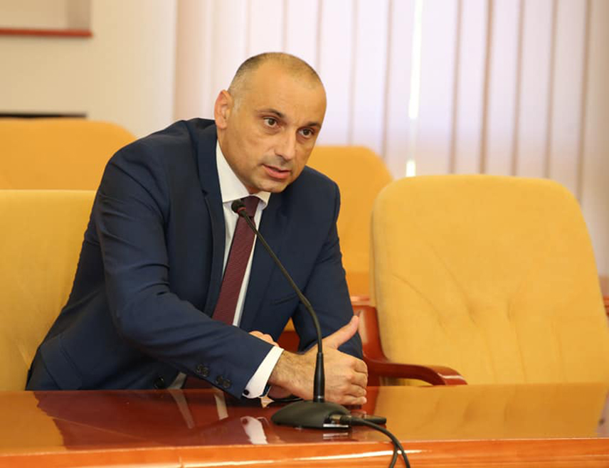 БАЊАЛУКА, 18. ФЕБРУАРА /СРНА/ - Предсједник Народне партије Српске /НПС/ Дарко Бањац изјавио је Срни да ће Народна скупштина Републикe Српскe у случају било какве пресуде у предмету против предсједника Републике Милорада Додика и вршиоца дужности директора "Службеног гласника" Милоша Лукића донијети одлуке које ће заштитити уставни поредак БиХ, а тиме и Републике Српске.