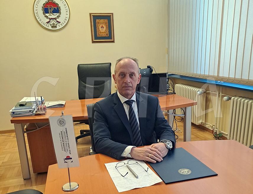 БАЊАЛУКА, 20. ФЕБРУАРА /СРНА/ - Декан Економског факултета Универзитета у Бањалуци Миленко Крајишник изјавио је Срни да ће грађани имати користи од намјере Републике Српске да емитује штедне или како већ називају, народне обвезнице, зато што су камате на такве обвезнице више него што су приноси других облика инвестиција.