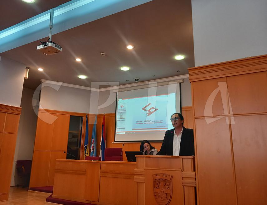 TРЕБИЊЕ, 18. ФЕБРУАРА /СРНА/ - У Градској управи Tребиње данас је одржана јавна презентација Нацрта урбанистичког плана града за период од 15 година, односно представљене су планске одреднице развоја и ширења града.