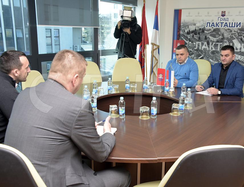 БАЊАЛУКА, 18. ФЕБРУАРА /СРНА/ - Град Лакташи и Фонд за заштиту животне средине и енергетску ефикасност Републике Српске ове године реализоваће пројекте вриједне око 930.000 КМ чији је циљ унапређење енергетске ефикасности и заштита животне средине у том граду, поручили су након састанака градоначелник Лакташа Мирослав Бојић и директор Фонда Срђан Тодоровић.