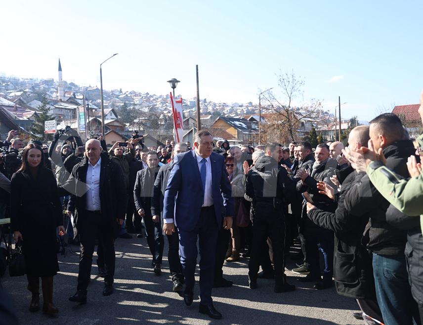 САРАЈЕВО, 19. ФЕБРУАРА /СРНА/ - Тужилаштво БиХ затражило је данас да предсједник Републике Српске Милорад Додик буде кажњен казном затвора која је ближа максималној него минимално предвиђеној за ово кривично дјело, те 10 година забране обављања политичког рада.