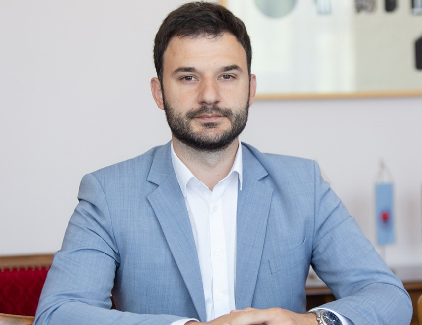 ПРИЈЕДОР, 19. ФЕБРУАРА /СРНА/ - Градоначелник Приједора Слободан Јавор изјавио је данас да опозиција у Републици Српској упорно покушава да суђење институцијама Републике Српске представи као суђене појединцима, али да грађани треба да схвате да се не суди поименично Милораду Додику и Милошу Лукићу, него предсједнику Републике и "Службеном гласнику Републике Српске".