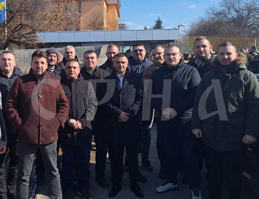 КОЗАРСКА ДУБИЦА, 19. ФЕБРУАРА /СРНА/ - Начелник општине Козарска Дубица Игор Савковић рекао је Срни да ће захтјев Tужилаштва БиХ да предсједник Републике Српске Милорад Додик буде кажњен казном затвора, те за 10 година забране обављања политичког рада, додатно утицати на дестабилизацију БиХ и општу политичку нестабилност јер иза предсједника Републике Српске стоји народ који га је бирао.