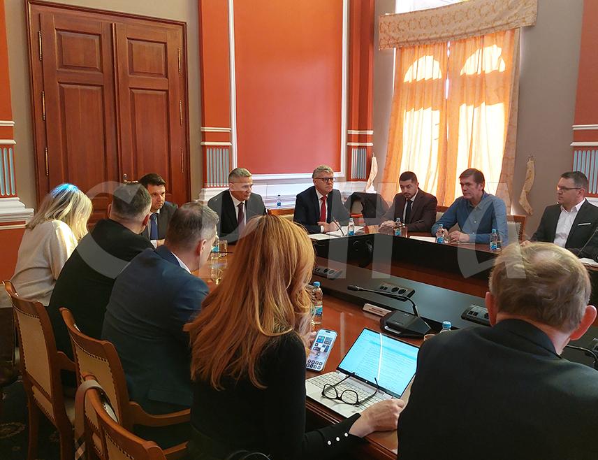 БРЧКО, 19. ФЕБРУАРА /СРНА/ - Предузеће "Хрватске цесте" преузело је обавезу израде техничке документације за хитну санацију моста Брчко - Гуња, а временски оквир за завршетак радова је три мјесеца, изјавио је данас градоначелник Брчког Синиша Милић.