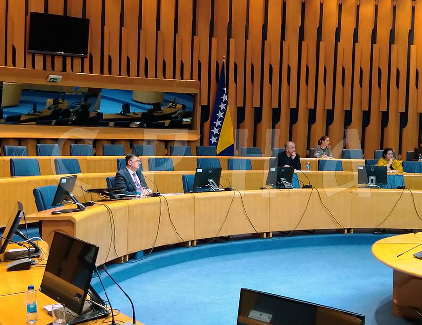 САРАЈЕВО, 19. ФЕБРУАРА /СРНА/ - Управа за индиректно опорезивање /УИО/ БиХ једна је од најважнијих институција у земљи, тако да је неопходно обезбиједити објекте за Регионални центар Бањалука и главну канцеларију Управе у том граду да би запослени имали нормалне услове за рад, изјавио је директор УИО Зоран Тегелтија.