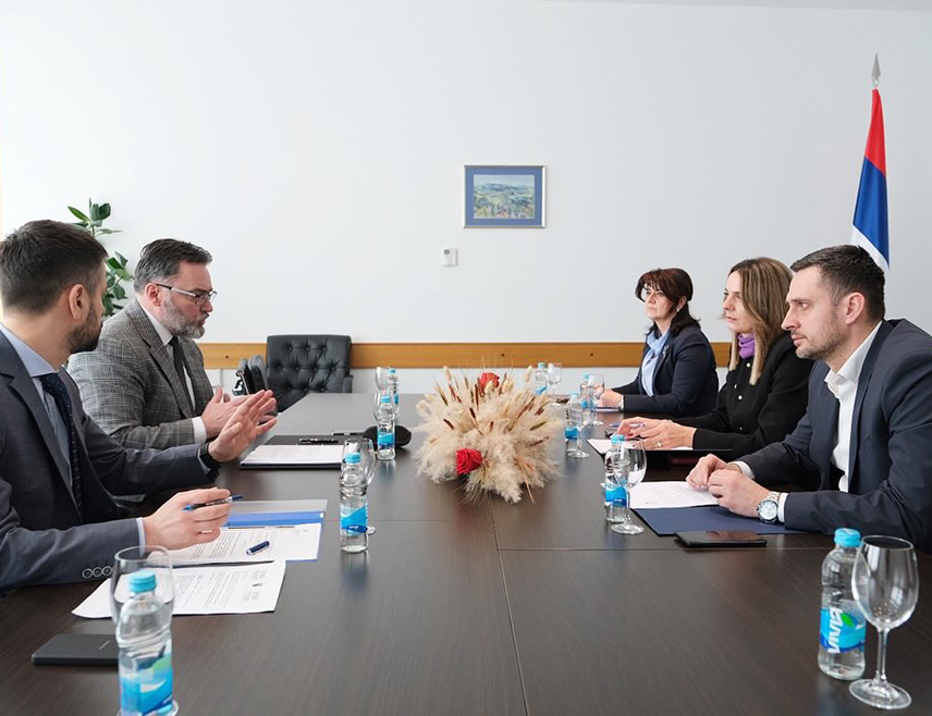 САРАЈЕВО, 20. ФЕБРУАРА /СРНА/ - Српски министри и замјеници у Савјету министара слиједиће закључке институција Републике Српске када је ријеч о поступању на заједничком нивоу, изјавио је замјеник предсједавајуће Савјета министара Сташа Кошарац.