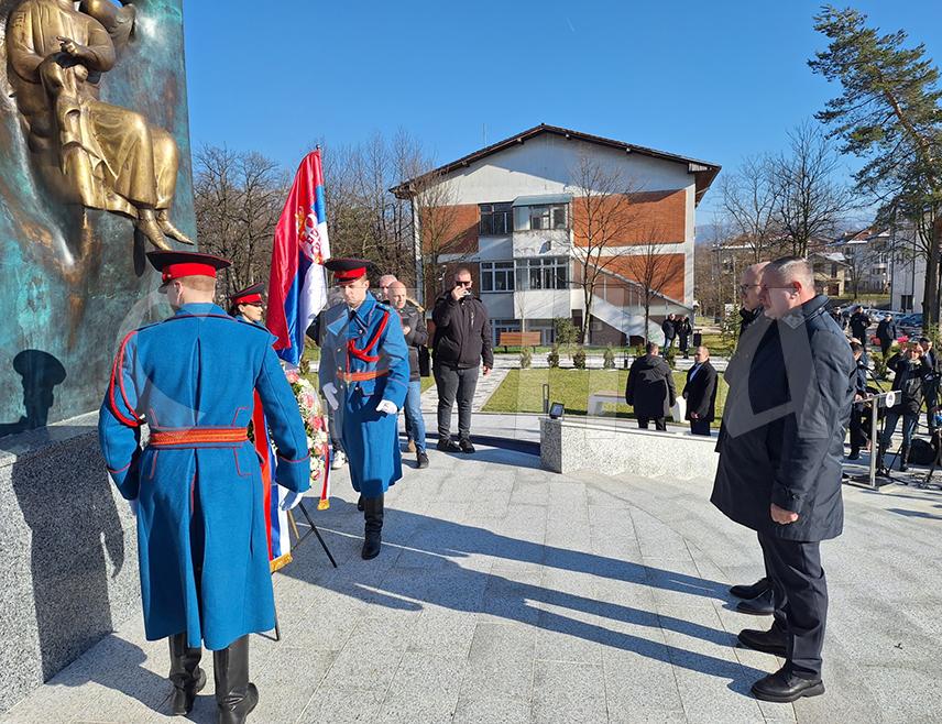 ИСТОЧНО САРАЈЕВО, 20. ФЕБРУАРА /СРНА/ - Предсједник Владе Републике Српске Радован Вишковић и премијер Србије у оставци Милош Вучевић посјетили су данас Меморијални комплекс посвећен страдалим српским цивилима Сарајева и Сарајевско-романијске регије у 20. вијеку, гдје су на споменик "Бели анђео" положили вијенац.