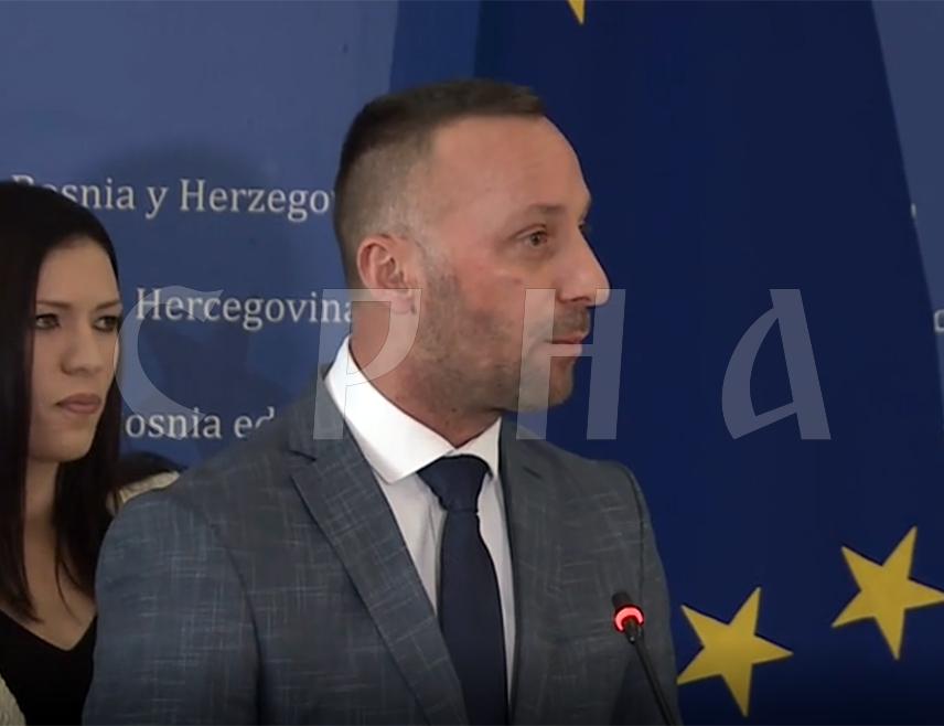 САРАЈЕВО, 20. ФЕБРУАРА /СРНА/ - Посланик СНСД-а у Представничком дому Парламентарне скупштине БиХ Милорад Којић рекао је да се пред Судом БиХ формално води процес против предсједника Републике Српске, а фактички против Устава Републике Српске.