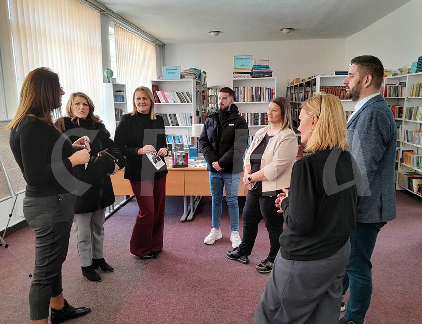 РИБНИК, 20. ФЕБРУАРА /СРНА/ - У Рибнику је данас отворена изложба фототипских издања оригиналних страница рукописа романа "На Дрини ћуприја", за који је књижевник Иво Андрић добио Нобелову награду, а чији је аутор Маја Дејановић.