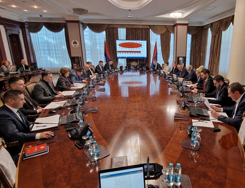 БАЊАЛУКА, 20. ФЕБРУАРА /СРНА/ - Влада Републике Српске донијела је данас Одлуку о савјету за стране инвеститоре - савјетодавном тијелу Владе с циљем помагања и подстицање страних улагања Српску, побољшања пословног амбијента, као и унапређења координације и сарадње институција републичког и локалног нивоа у привлачењу и реализацији страних улагања.