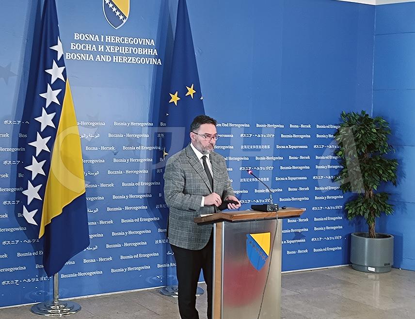 САРАЈЕВО, 20. ФЕБРУАРА /СРНА/ - Замјеник предсједавајуће Савјета министара Сташа Кошарац рекао је да ће се представници Републике Српске у заједничким институцијама понашати у складу са закључцима Народне скупштне Републике Српске и да ће их испоштовати све, па и ако се буду односили на напуштање институције БиХ.