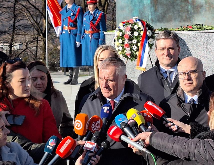 ИСТОЧНО САРАЈЕВО, 20. ФЕБРУАРА /СРНА/ - Премијер Републике Српске Радован Вишковић рекао је да се кроз покушај легализације Кристијана Шмита покушавају остварити ратни циљеви за унитаризацију БиХ.