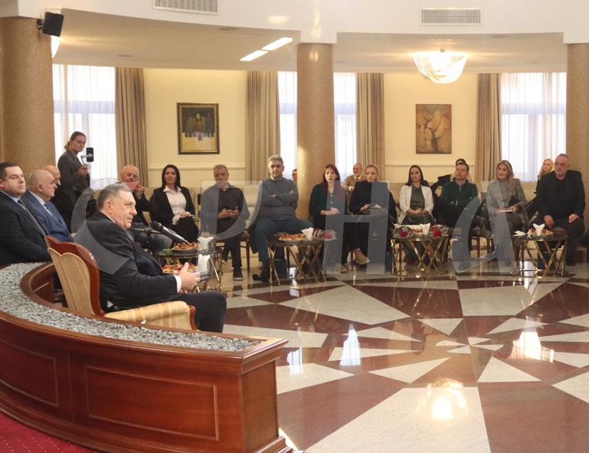 БАЊАЛУКА, 20. ФЕБРУАРА /СРНА/ - Лидер СНСД-а Милорад Додик изјавио је данас да неће бити допуштено да у Дому народа Парламентарне скупштине БиХ буде смијењен Никола Шпирић.