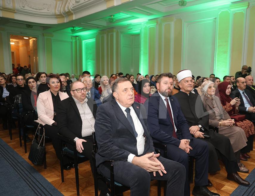 БАЊАЛУКА, 20. ФЕБРУАРА /СРНА/ - Предсједник Републике Српске Милорад Додик вечерас је у Бањалуци присуствовао свечаној академији поводом предстојећег наступања мјесеца рамазана одржаној под покровитељством бањалучког муфтије Исмаила Смајловића.