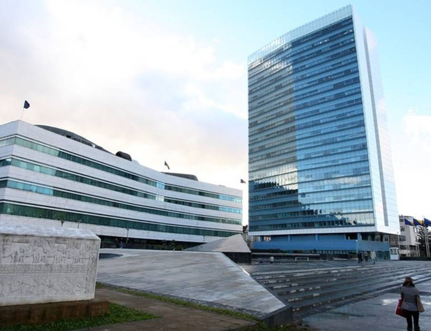 САРАЈЕВО, 21. ФЕБРУАРА /СРНА/ - Актуелни сазив Савјета министара у двије године рада направио је за европски пут БиХ што нису претходна два у осам година мандата, а за урађено су најзаслужнији министри ХДЗ-а, те СНСД-а и његових коалиционих партнера, с обзиром да ниједан од европских закона није изашао из ресора странака "тројке", пише "Вечерњи лист" у издању за БиХ.