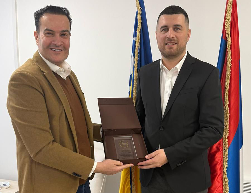 САРАЈЕВО, 21. ФЕБРУАРА /СРНА/ - Директор Агенције за унапређење страних инвестиција БиХ /Фипа/ Марко Кубатлија и власник компанија "Хербал спа" и "Мадо" у БиХ Хусеин Алнасар разговарали су о новој инвестицији вриједној 43 милиона евра, тематском парку на подручју Мостара, чија презентација се очекује.