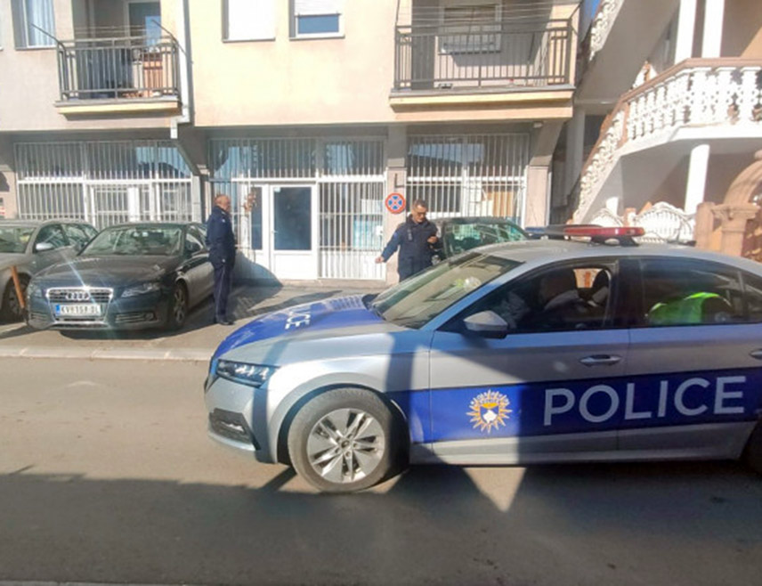 КОСОВСКА МИTРОВИЦА, 21. ФЕБРУАРА /СРНА/ - Припадници тзв. косовске полиције упали су јутрос у центре за социјални рад у Лепосавићу, Звечану и Косовској Митровици и тренутно врше претрес.