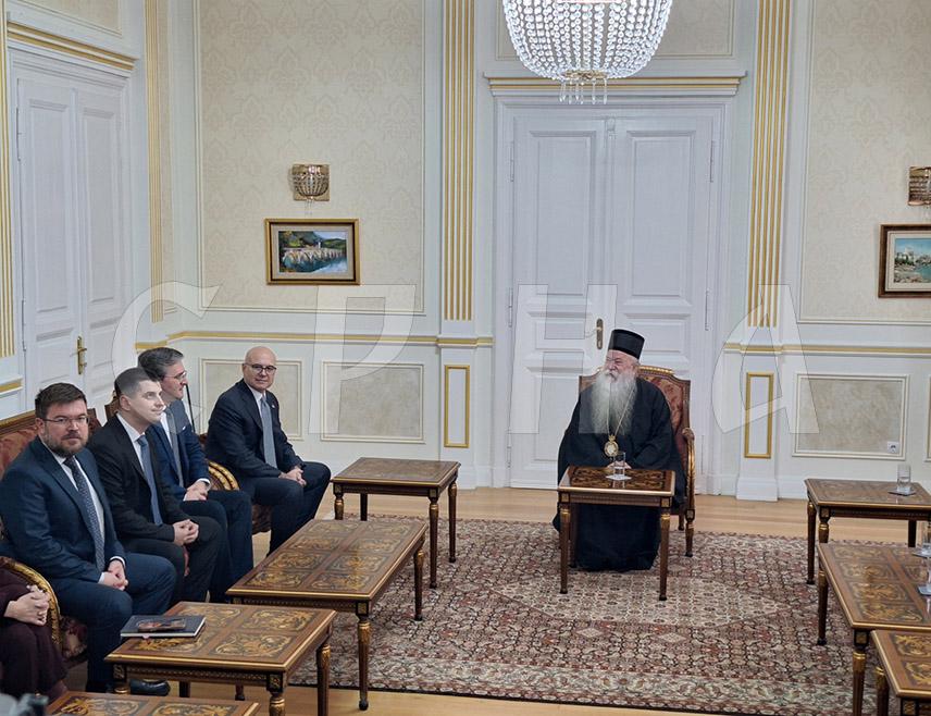 САРАЈЕВО, 21. ФЕБРУАРА /СРНА/ - Његово високопреосвештенство митрополит дабробосански Хризостом угостио је данас у сједишту Митрополије у Сарајеву предсједника Владе Републике Србије у оставци Милоша Вучевића и министра културе Николу Селаковића.