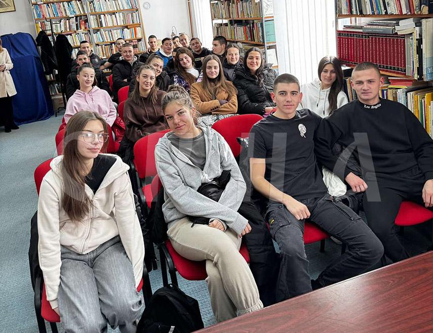 РОГАTИЦА, 21. ФЕБРУАРА /СРНА/ - Народну библиотеку "Војислав Лубарда" данас је, поводом Међународног дана матерњег језика, посјетило више од 120 ученика Средњошколског центра "27. јануар", рекла је Срни директор библиотеке Нада Радуловић.