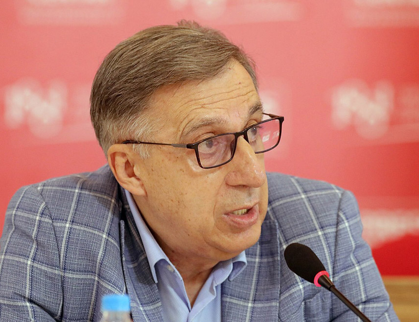 БЕОГРАД, 20. ФЕБРУАРА /СРНА/ - Дан Републике Српске - 9. јануар и 33 године од 
доношење првог Устава Републике Српске биће свечано обиљежен у Београду
28. фебруара у присуству највиших званичника Српске, Србије и Његове
светости патријарха српског Порфирија, изјавио је за Срну шеф Представништва Републике Српске у Србији Млађен Цицовић.