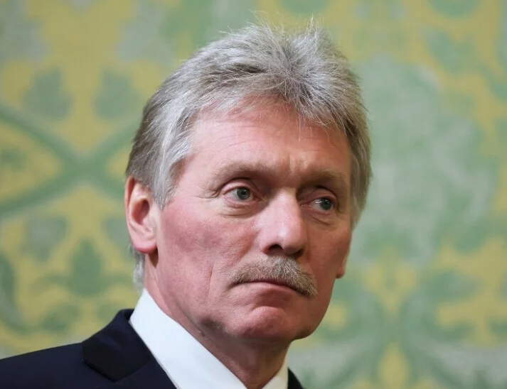 МОСКВА, 21. ФЕБРУАРА /СРНА/ - Многи људи не могу мирно да посматрају недостатак воље украјинских власти да на миран начин ријеше ситуацију и зато тим предсједника САД Доналда Трампа дозвољава себи емотивну критику кијевског режима, нарочито предсједника Украјине Владимира Зеленског, рекао је новинарима портпарол Кремља Дмитриј Песков.