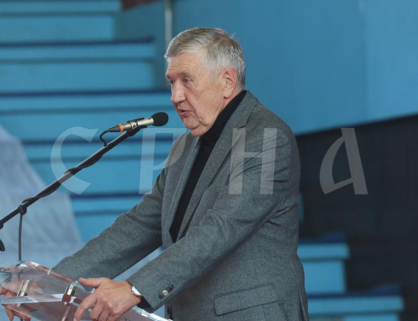 ПРИЈЕДОР, 21. ФЕБРУАРА /СРНА/ - Предсједник Политичког савјета СНСД-а Небојша Радмановић предложио је да Главни одбор СНСД-а иницира модификовање ставова странке о евроинтеграцијама јер су се прилике измијениле и јер је тај блок у распадању.