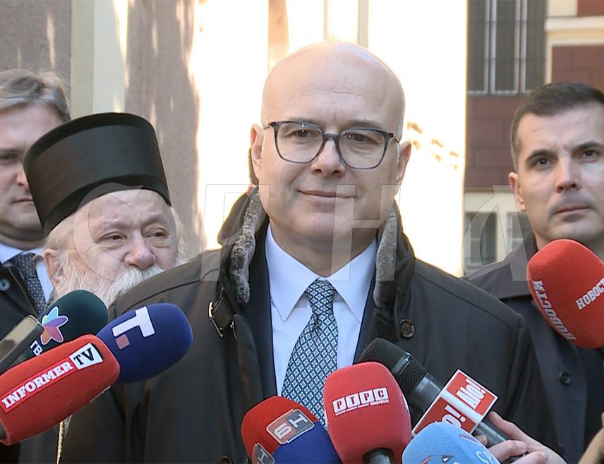 САРАЈЕВО, 21. ФЕБРУАРА /СРНА/ - Предсједник Владе Србије у оставци Милош Вучевић поручио је данас у Сарајеву да не треба дирати Републику Српску уколико се жели јача и чвршћа БиХ, те позвао народе у БиХ да се договарају.