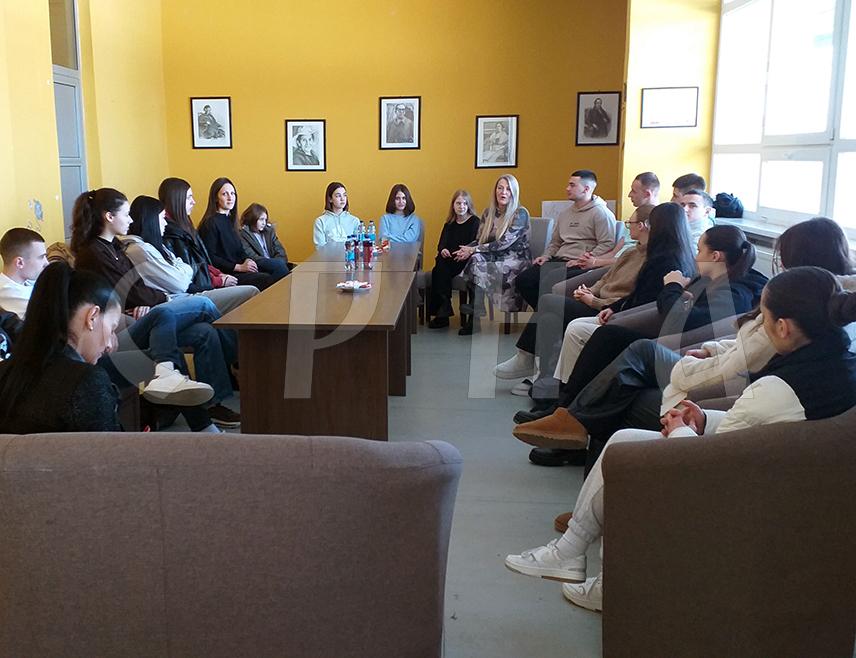 ВЛАСЕНИЦА, 21. ФЕБРУАРА /СРНА/ - Ученице које су донирале косу за дјеци обољелој од рака говориле су данас о тој хуманој акцији на округлом столу у Власеници.