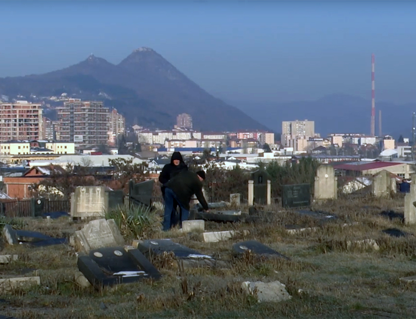 КОСОВСКА МИТРОВИЦА, 22. ФЕБРУАРА /СРНА/ - Неколико десетина Срба из Сјеверне Митровице јутрос је организовано изашло на православно гробље у јужном дијелу града како би прислужили свијеће најмилијима на Велике задушнице.