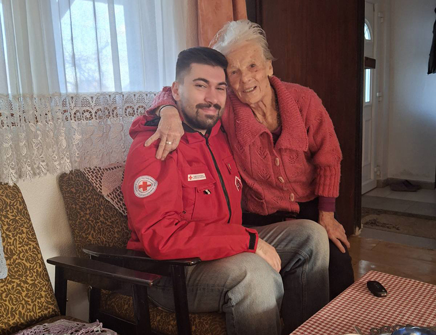 БИЈЕЉИНА, 22. ФЕБРУАРА /СРНА/ - Црвени крст у Бијељини почео је да пружа услуге његе и помоћи у кући за старије и хронично болесне особе на подручју града, уз подршку Црвеног крста Швајцарске, рекао је Срни генерални секретар бијељинског Црвеног крста Александар Савић.