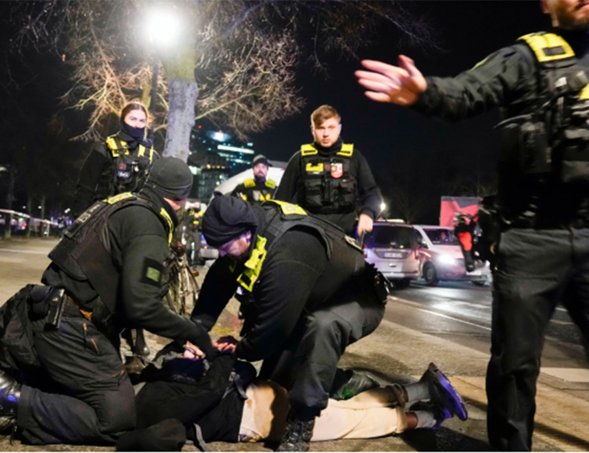 БЕРЛИН, 22. ФЕБРУАРА /СРНА-Ројтерс/ - Човјек који је ухапшен након што је шпански туриста избоден ножем испред берлинског споменика Холокаусту је деветнаестогодишњи Сиријац, који има статус избјеглице, саопштило је тужилаштво у главном граду Њемачке.