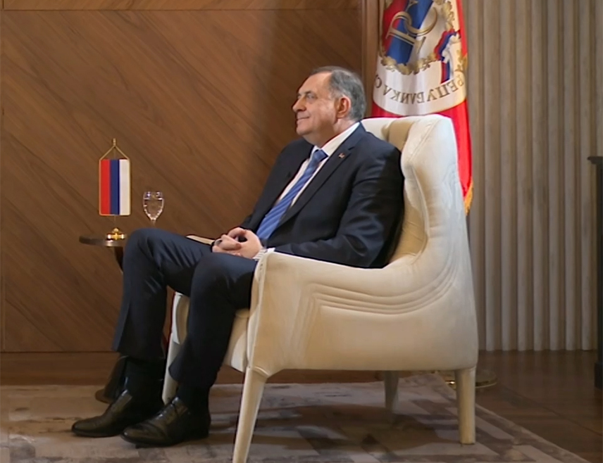 БЕОГРАД, 22. ФЕБРУАРА /СРНА/ - Предсједник Републике Српске Милорад Додик сматра да се поводом тренутне ситуације у Србији мора сјести и разговарати, као и да би била катастрофа укључивање међународног фактора као посредника у разговорима.