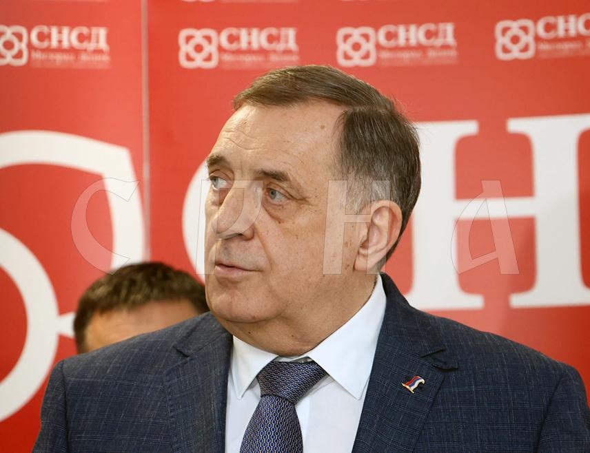 БАЊАЛУКА, 23. ФЕБРУАРА /СРНА/ - Предсједник Републике Српске Милорад Додик изјавио је данас да неће ићи на изрицање пресуде које је заказано за сриједу, 26. фебруара пред Судом БиХ у Сарајеву, те позвао све да се тог дана окупе у Бањалуци.