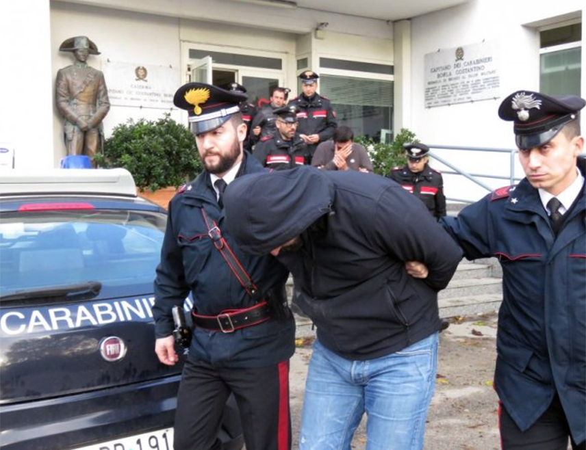КАТАНИЈА, 24. ФЕБРУАРА /СРНА/ - Најамање 19 лица ухапшено је током операције "Меркур" коју су у подручју италијанских градова Катаније и Сиракузе спровели припадници специјалне оперативне јединице Карабињера.