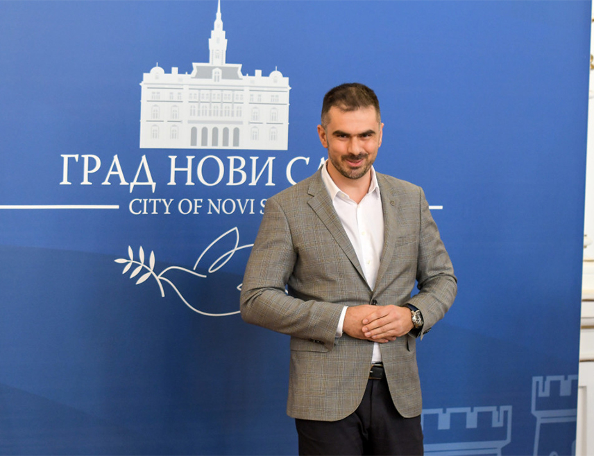 НОВИ САД, 24. ФЕБРУАРА /СРНА/ - Жарко Мићин изабран је за новог градоначелника Новог Сада на данашњој сједници Скупштине града.