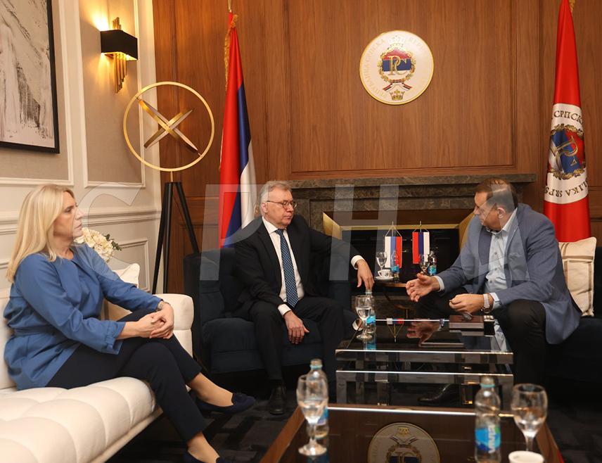 БАЊАЛУКА, 24. ФЕБРУАРА /СРНА/ - Предсједник Републике Српске Милорад Додик рекао је амбасадору Русије у БиХ Игору Калабухову да ће Српска због правног насиља које се у континуитету спроводи над њом, а чија је кулминација судски процес против институција Српске, без одлагања предузети мјере ради очувања Устава БиХ и своје дејтонске позиције кроз искључиво политичка и правна средства.