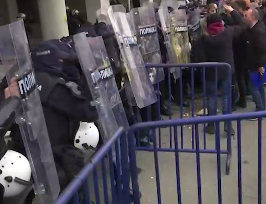 БЕОГРАД, 24. ФЕБРУАРА /СРНА/ - Пет полицајаца повријеђено је у Новом Саду, гдје је опозиција организовала насилне протесте уочи и за вријеме трајања сједнице Скупштине града Новог Сада на којој је Жарко Мићин изабран за градоначелника.