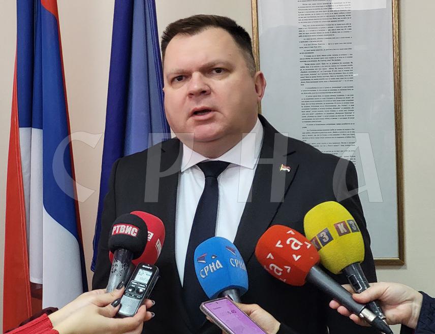 ПАЛЕ, 24. ФЕБРУАРА /СРНА/ - Министар за научнотехнолошки развој и високо образовање Жељко Будимир рекао је да Република Српска мора да одбрани своје институције ако жели да постоји, што је била једна од главних порука данашњег округлог стола на Палама о теми "Противправност примјене наметнутих закона пред Судом БиХ у случају предсједника Републике Српске".