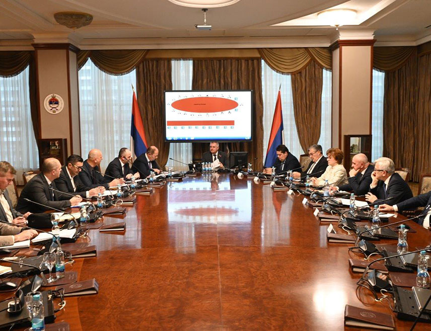 БАЊАЛУКА, 24. ФЕБРУАРА /СРНА/ - У Бањалуци је почео састанак предсједника Владе Републике Српске Радована Вишковића са руководством "Електропривреде", у оквиру данашњих разговора са представницима јавних предузећа.