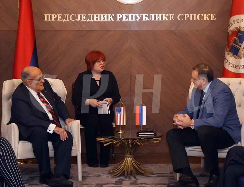 БАЊАЛУКА, 24. ФЕБРУАРА /СРНА/ - Предсједник Републике Српске Милорад Додик данас је на састанку са Рудијем Ђулијанијем, некадашњим градоначелником Њујорка и блиским сарадником предсједника САД Доналда Трампа, поновио да суверенитет и право народа да самостално одлучује о својој будућности морају бити основни принципи међународних односа.
