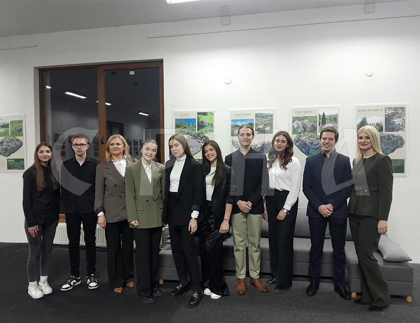 МРКОЊИЋ ГРАД, 24. ФЕБРУАРА /СРНА/-  Поводом Свјетског дана матерњег језика Културни центар "Петар Кочић" и Гимназија Мркоњић Град вечерас су организовали приредбу "Језик је васељена", на којој је уприличен занимљив књижевни програм.