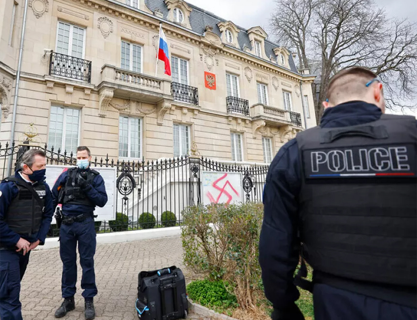 МАРСЕЉ, 25. ФЕБРУАРА /СРНА/ - Француска полиција ухапсила је два лица у вези са нападом на Генерални конзулат Русије у Марсељу, саопштено је из градског тужилаштва.