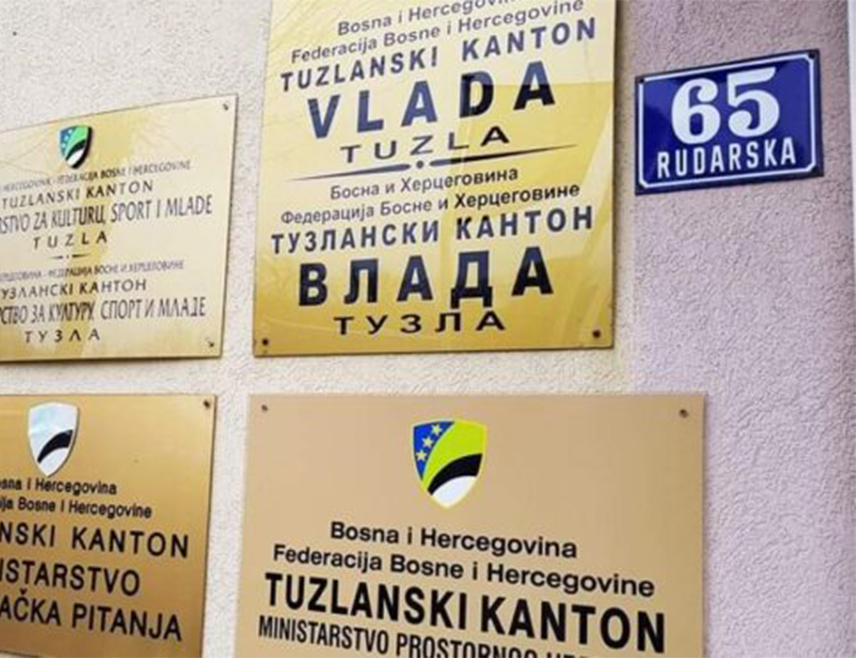 ТУЗЛА, 25. ФЕБРУАРА /СРНА/ - Нова већина у Скупштини Тузланског кантона данас је на хитној сједници смијенила прије пет дана изабрану кантоналну Владу.