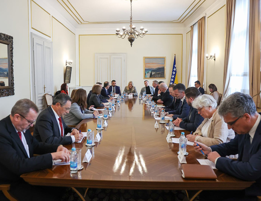 САРАЈЕВО, 25. ФЕБРУАРА /СРНА/ - У згради Предсједништва БиХ у Сарајеву у току је састанак српског члан и предсједавајуће Предсједништва БиХ Жељке Цвијановић са амбасадорима и представницима амбасада држава чланица ЕУ акредитованих у БиХ и шефом Делегације ЕУ у БиХ Луиђијем Сореком.