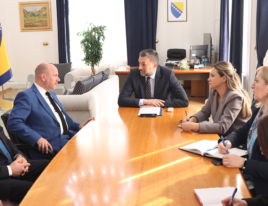 САРАЈЕВО, 25. ФЕБРУАРА /СРНА/ - БиХ остаје увјерена да је пуна интеграција земаља кандидата за улазак у ЕУ кључна за остварење безбједности и стабилности, те да је одобрење преговарачког оквира и одређивање датума прве Међувладине конференције од изузетне важности за њен европски пут, рекао је министар иностраних послова у Савјету министара Елмедин Конаковић.